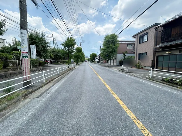前面道路は幅員約15m、北側から南側を撮影
