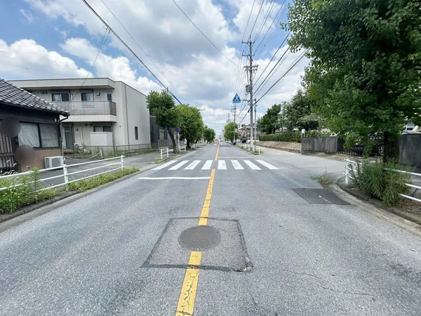 前面道路は幅員約15m、南側から北側を撮影