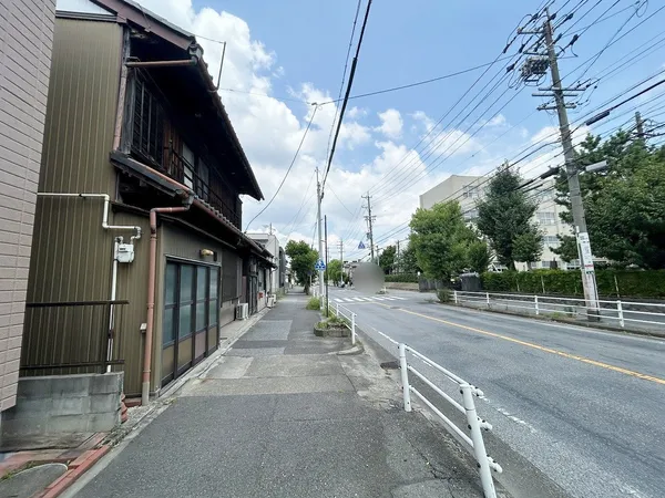 前面道路は幅員約15m、南側から北側を撮影