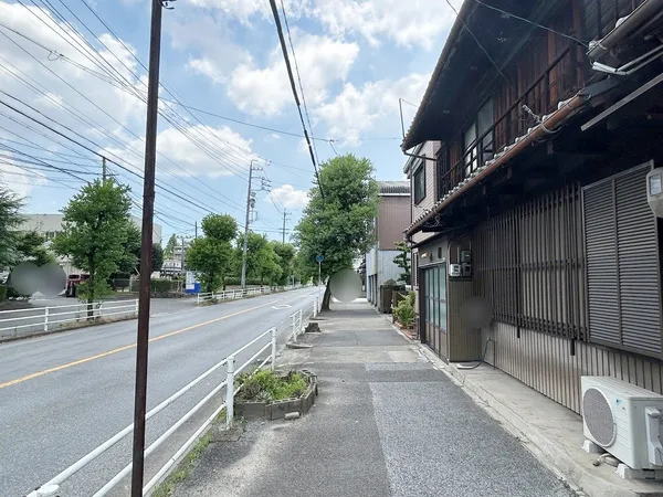 前面道路は幅員約15m、北側から南側を撮影（歩道含む）