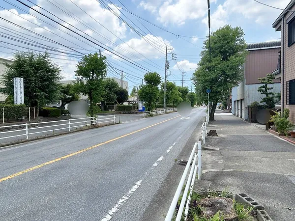 前面道路は幅員約15m、北側から南側を撮影