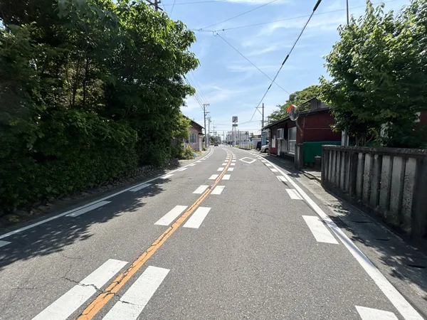 前面道路は幅員約7.4mの県道です
