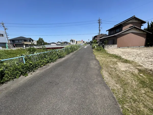 北側道路は幅員約7.4m(水路含む)