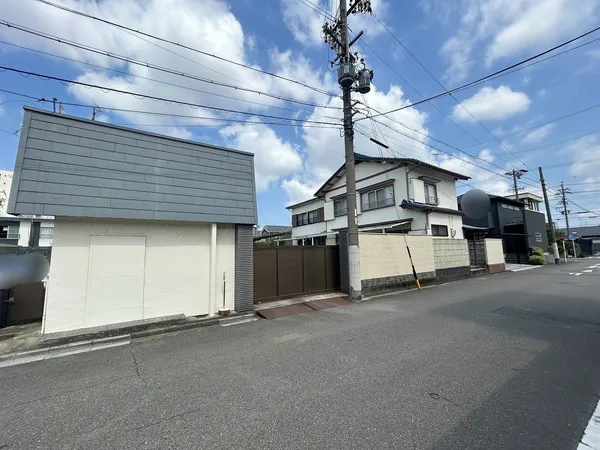 敷地面積約119坪、一宮総合駅まで徒歩15分、建物解体更地渡し、建築条件付き土地ではありません。前面道路幅員:約7.8m