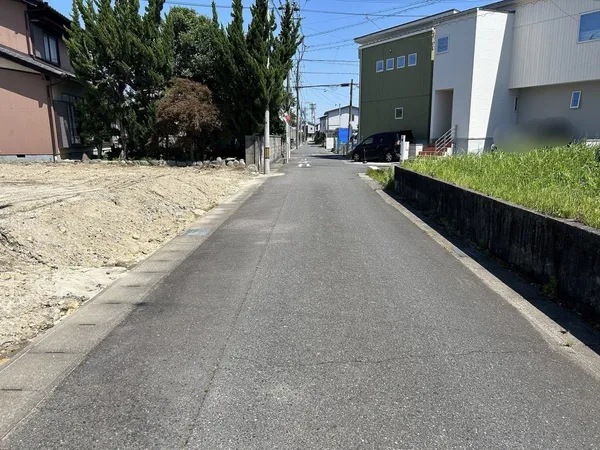 南西側道路は幅員約4.4m