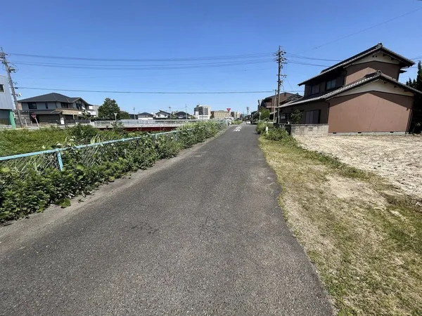 北東側道路は幅員約7.4m(水路部分含む)