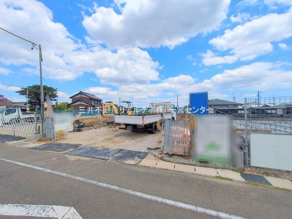 前面道路含む外観