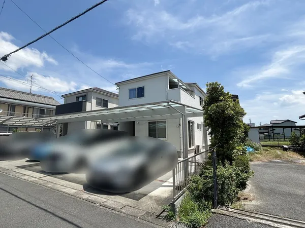 平成30年3月築の4LDK、並列3台可(車種による)のカーポート付駐車場には防犯カメラが付いています。