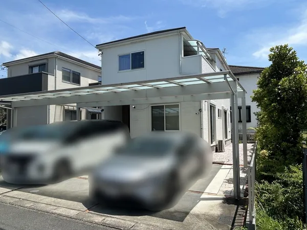 平成30年3月築の4LDK、並列3台可(車種による)のカーポート付駐車場には防犯カメラが付いています。