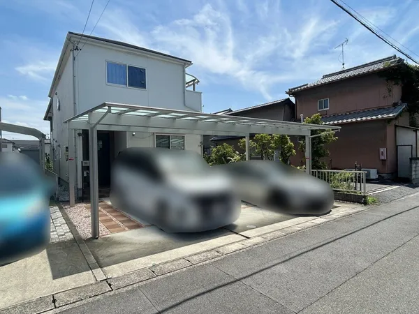 平成30年3月築の4LDK、並列3台可(車種による)のカーポート付駐車場には防犯カメラが付いています。