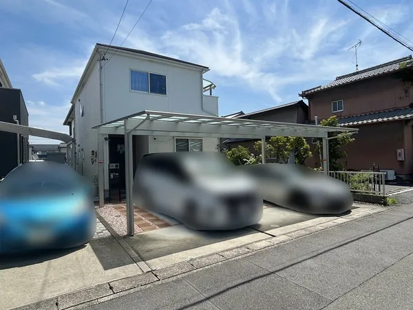 平成30年3月築の4LDK、並列3台可(車種による)のカーポート付駐車場には防犯カメラが付いています。