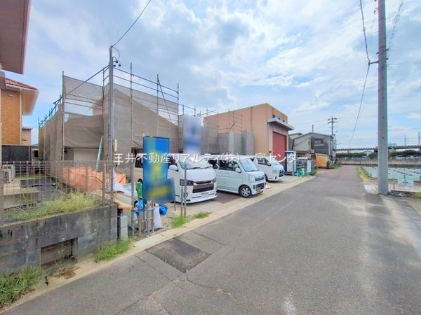 江南市勝佐町・2号棟 前面道路含む外観