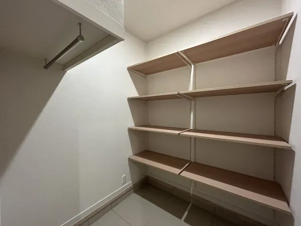 玄関入ってすぐ横に土間収納がございます。