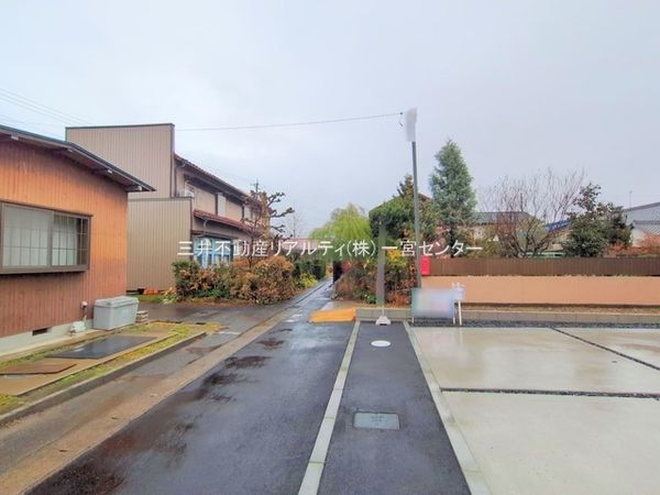 一宮市北方町・2号棟 前面道路含む外観