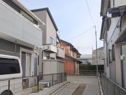 一宮市あずら3丁目 前面道路含む外観