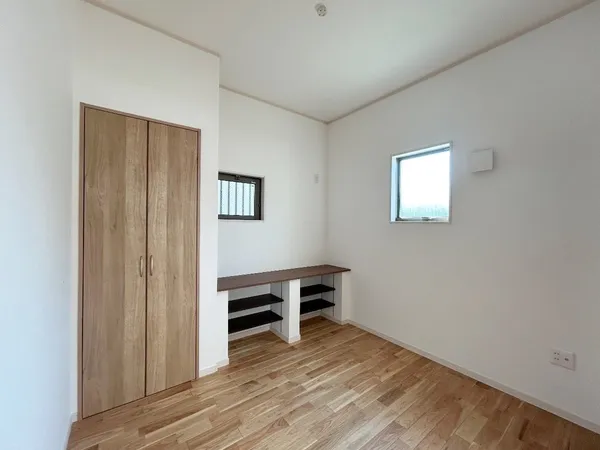 リビング横の約3.7帖の洋室です