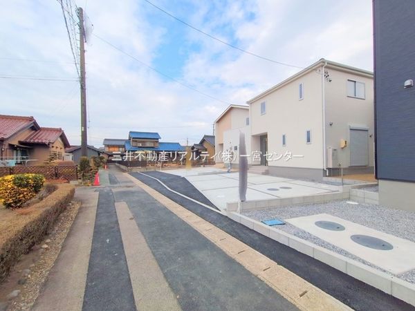 江南市和田町・2号棟 前面道路含む外観