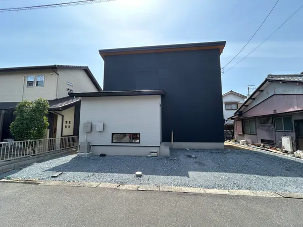 約59坪の敷地に2024年12月建築のオール電化注文住宅！太陽光発電・蓄電池設備がありリビングに庭へ続く内土間、SIC、WTC等注文住宅ならではの個性あふれる間取り！