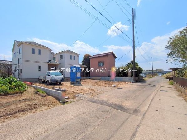 一宮市大毛・2号棟 前面道路含む外観 一宮市大毛・2号棟 前面道路含む外観