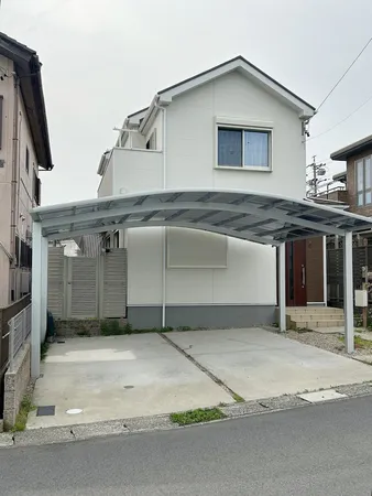 令和3年6月築の4LDK！エアコン5台設置、並列3台駐車可(車種による)、カーポート、ウッドデッキ等が付いています