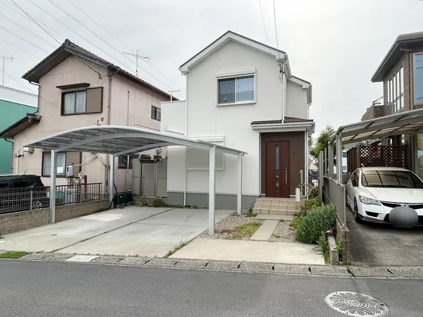 令和3年6月築の4LDK！エアコン5台設置、並列3台駐車可(車種による)、カーポート、ウッドデッキ等が付いています