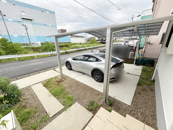 入口前を含めれば普通車なら3台駐車(車種による)可能です