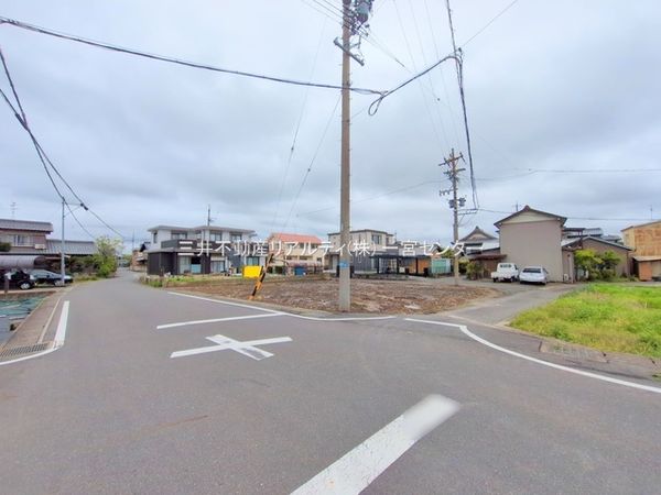 前面道路含む外観