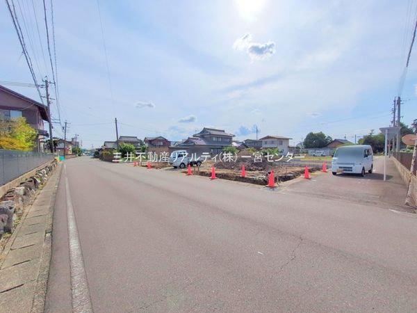 江南市宮後町・1号棟 前面道路含む外観