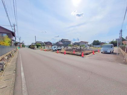 江南市宮後町・1号棟 前面道路含む外観