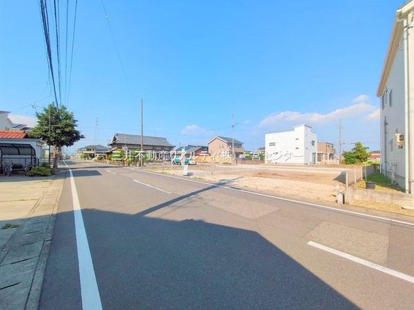 前面道路含む外観