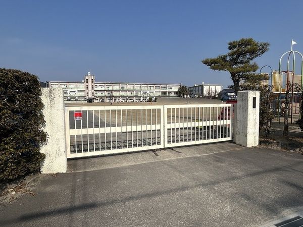 岩倉北小学校（約600ｍ）