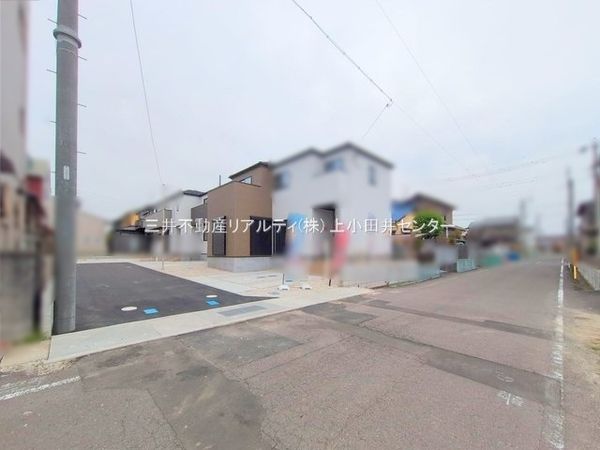 前面道路含む外観