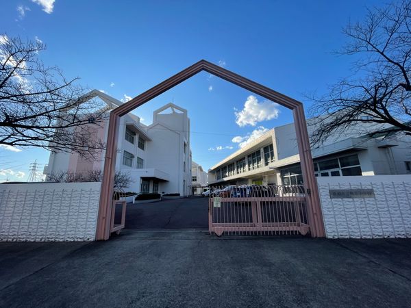 桃栄小学校（約1040ｍ）