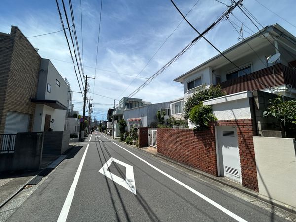 前面道路含む外観