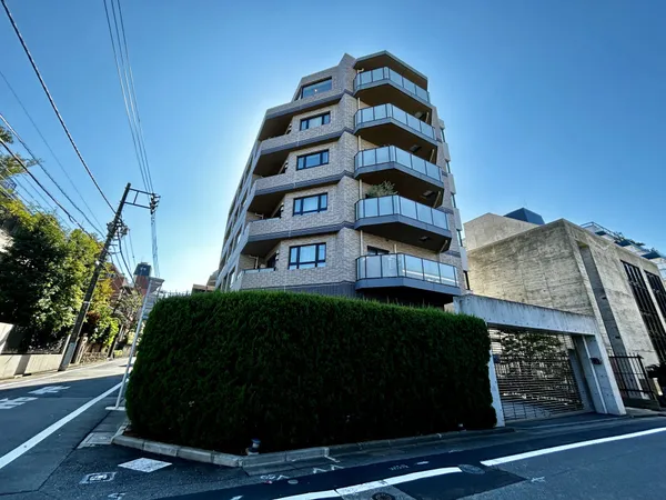 閑静な住宅街に位置しています。