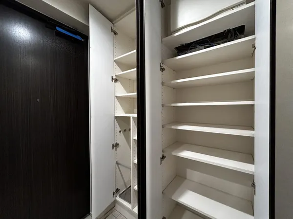 玄関部分収納（賃借人入居前に撮影しました。）