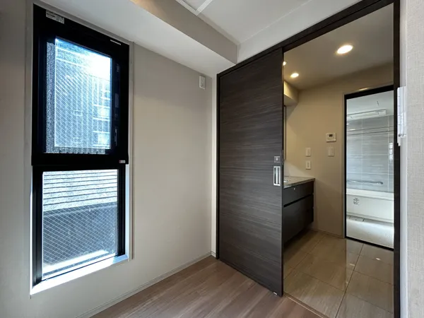 キッチンから洗面室へ行くことができます。（賃借人入居前に撮影しました。）