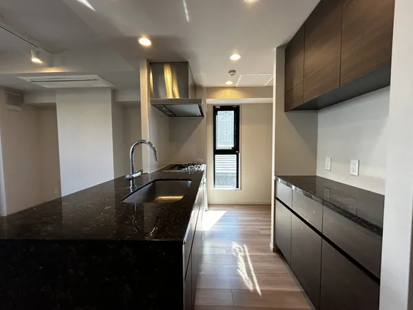 3口ガスコンロ、食洗機がございます。（賃借人入居前に撮影しました。）