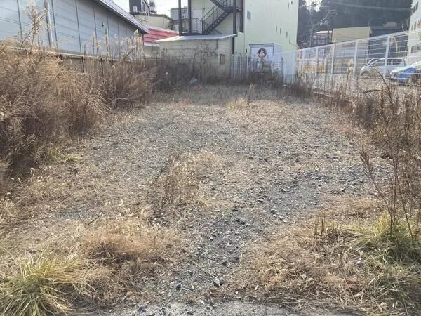 車両や荷物乗り入れなどがし易いフラットな地形です。