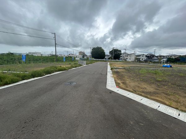 前面道路含む外観