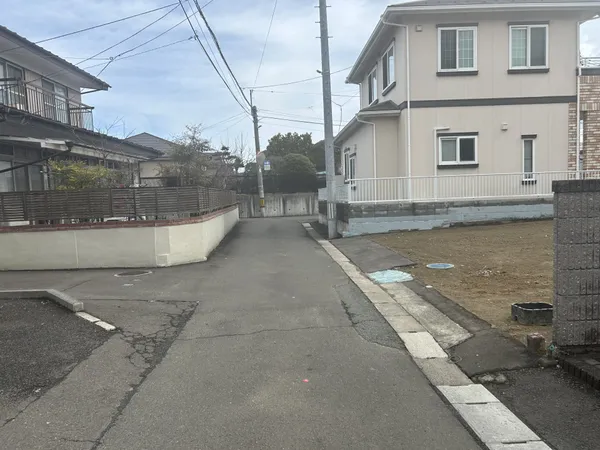 前面道路は公道です。