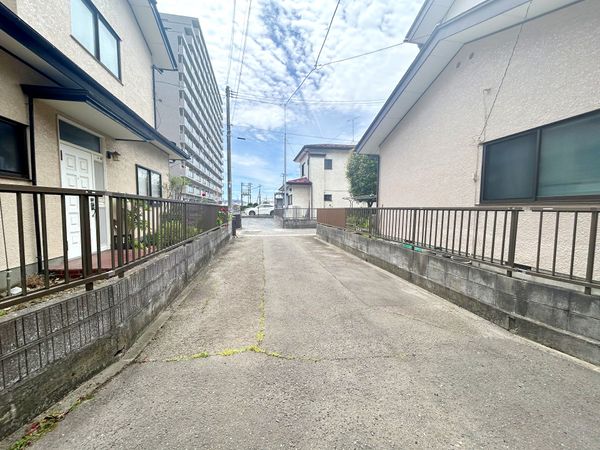 前面道路含む外観