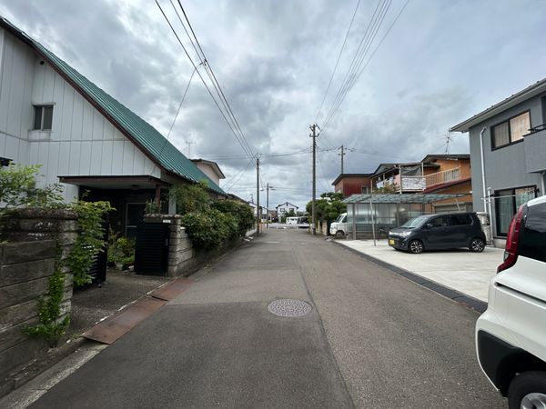 前面道路含む外観