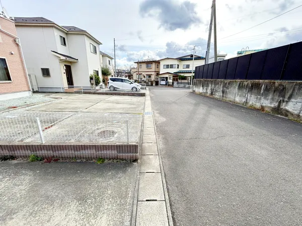 前面道路含む外観