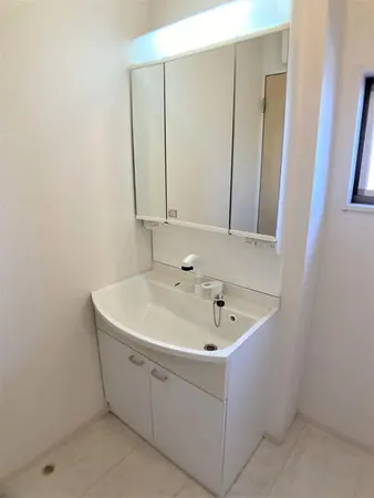 シャワー付き洗面化粧台は三面鏡も収納になっております。