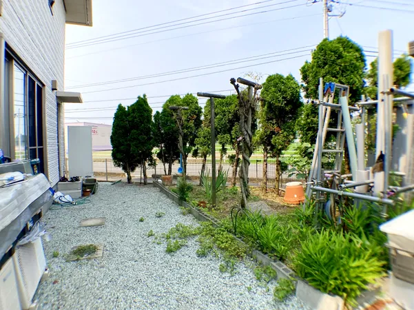 お庭にはお花を植えたり、ちょっとした野菜を育てる家庭菜園スペースとして活用できますね。