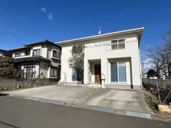 東側には緑道および公園があるため陽当たり・風通しが良好です。
