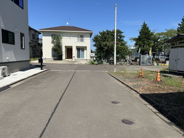 名取市飯野坂2丁目 戸建 前面道路含む外観 名取市飯野坂2丁目 戸建 前面道路含む外観