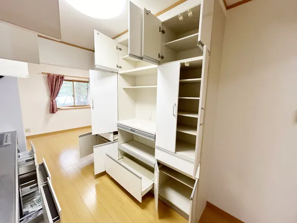 キッチン背面には大型カップボードあり。カップボードにはコンセントも装備されております。