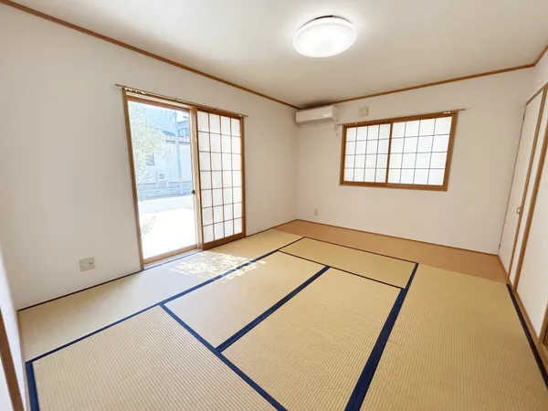 １階和室。南側に面して陽当たり良好です。